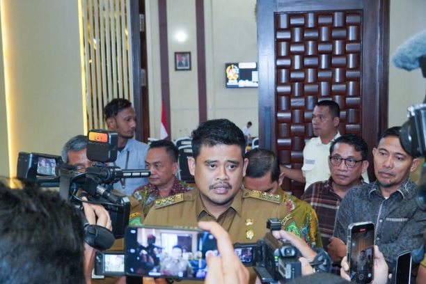 Wali Kota Medan, Bobby Nasution, berikan keterangan kepada wartawan soal Jalan Sudirman (1)