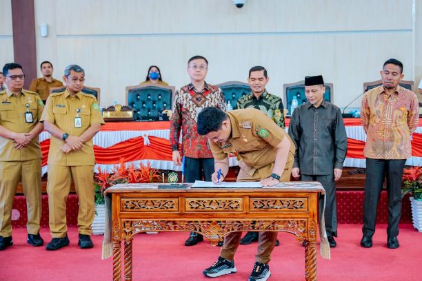 Wali Kota Medan, Bobby Nasution, tandatangani pengesahan APBD Medan 2024