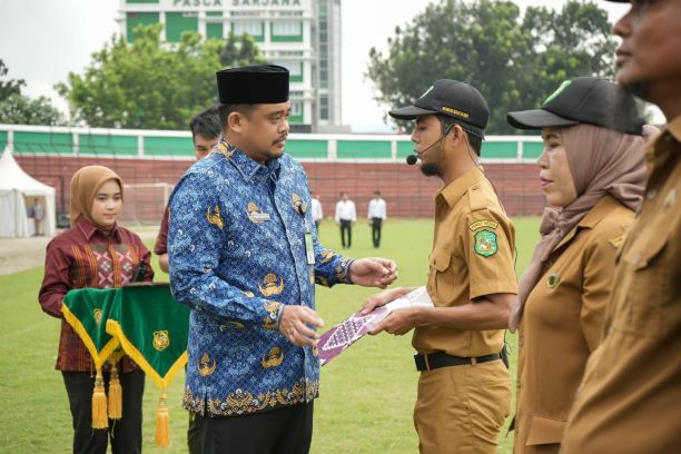 Wali Kota Medan, Bobby Nasution, serahkan surat tugas pendataan kepada seorang Kepling