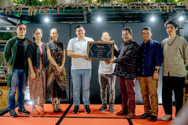Wali Kota Medan, Bobby Nasution, terima penghargaan dari Badan Perfilman Indonesia (BPI) sebagai Pelopor Kebangkitan Film Medan Menuju Kota Film
