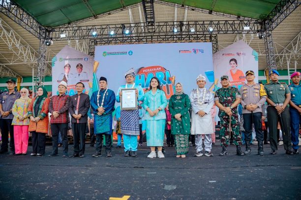 Wali Kota Medan, Bobby Nasution, terima piagam penghargaan Rekor MURI pemecahan peserta terbanyak tarian multietnis
