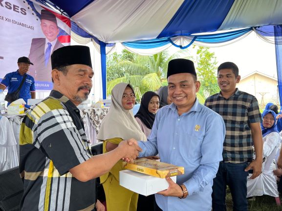 Anggota-DPRD-Medan-Fraksi-PAN-Sudari-berikan-souvenir-kepada-masyarakat-usai-Sosper-XII-di-Tangkahan
