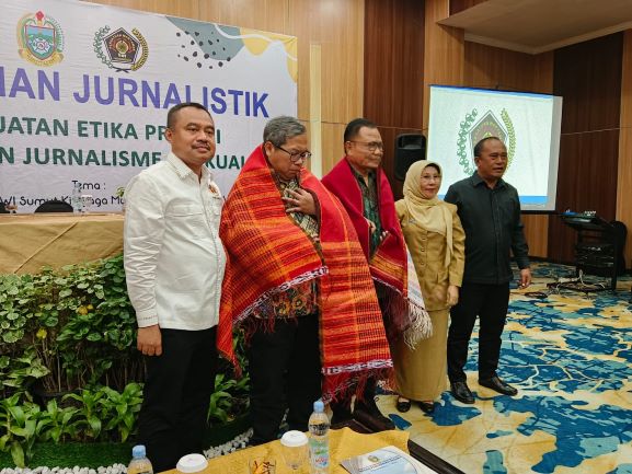 Ketua DK PWI Pusat, Sasongko Tedjo dan Anggota Dewan Pers, Tulus Kristianto, diulosi pada pelatihan etika jurnalisme di Medan