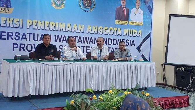 Ketua PWI Sumut, Farianda Putra Sinik, di dampingi Sekretaris SR Hamonangan Panggabean berikan sambutan pada ujian penerimaan anggota PWI