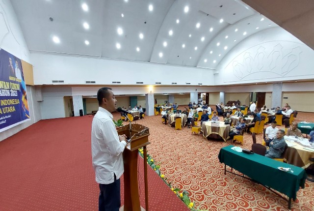 Ketua-PWI-Sumut-Farianda-Putra-Sinik-pada-pelaksanaan-UKW-Angkatan-64-65-di-Sumut