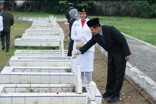 Asisten Pemerintahan Kota Tebingtinggi, Bambang Sudaryono, ziarah ke.Taman Makam Pahlawan