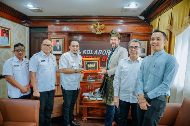 Wakil Wali Kota Medan, Aulia Rachman, menerima kunjungan Wakil Duta Besar Polandia untuk Indonesia Mr Piotr Firlus