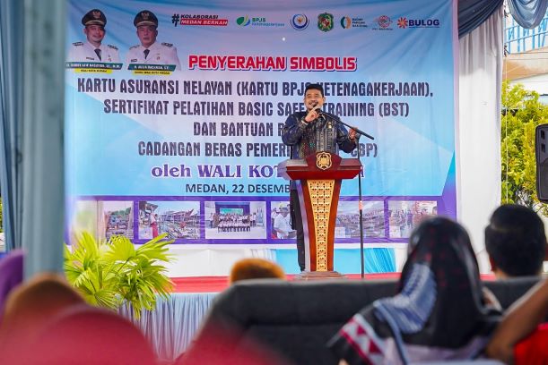 Wali Kota Medan, Bobby Nasution, berikan kartu BPJS kepada Nelayan di Belawan Bahari