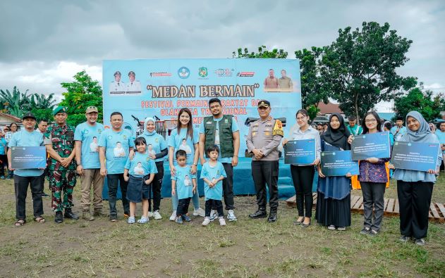 Wali Kota Medan, Bobby Nasution, pada Festival Permainan Rakyat dan Olahraga Tradisional Kota Medan di Lapangan Sepakbola Mabar