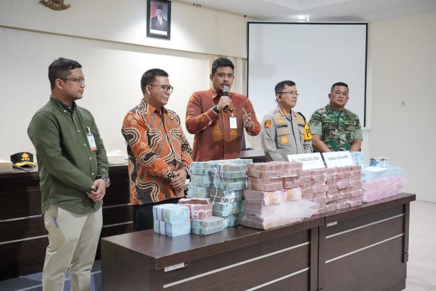 Wali Kota Medan, Bobby Nasution, pada konfrensi pers pengembalian dana proyek lampu pocong