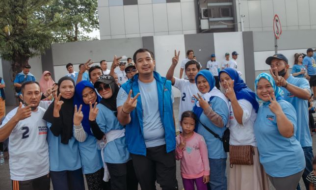 Ketua TKD Prabowo-Gibran Sumut, Ade Jona Prasetyo, foto bersama warga pendukung 02