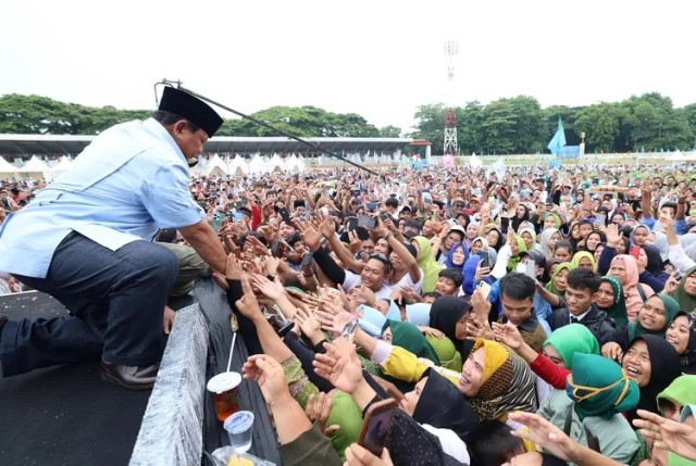 Prabowo Subianto menyapa pendukungnya saat kampanye