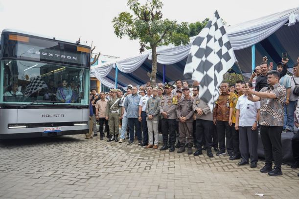 Wali Kota Medan, Bobby Nasution, luncurkan bus listrik di Kota Medan