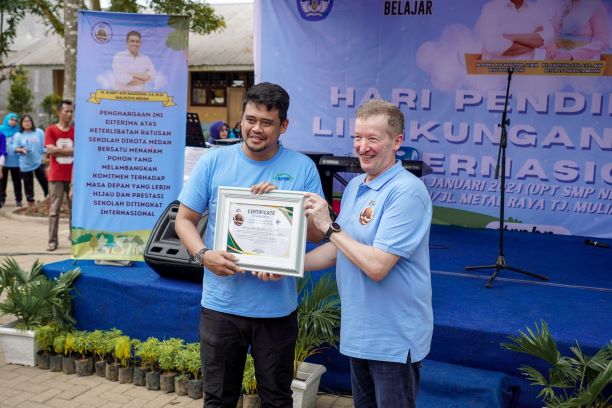 Wali Kota Medan, Bobby Nasution, terima penghargaan dari Founder and Leader ENO Mr Mika Vanhanen
