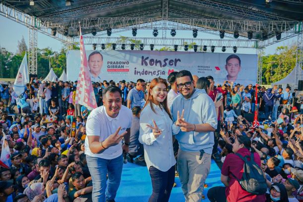 Bobby Nasution bersama istri pada Konser Indonesia Maju di Lubuk Pakam