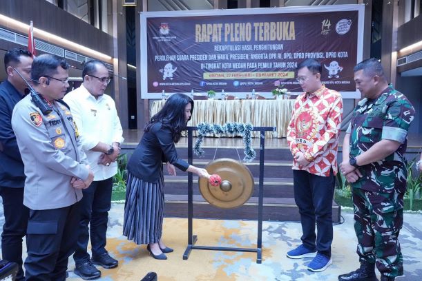 Ketua KPU Medan, Mutia Atiqah, memukul gong dibukanya rekepitulasi KPU Medan