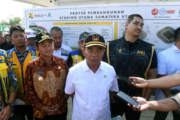 Menko PMK, Muhadjir Efendi, beri keterangan usai tinjau sport center di Deliserdang