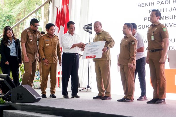 Menteri Pertanian RI, Andi Amran Sulaiman, berikan bantuan kepada petani di Sumut