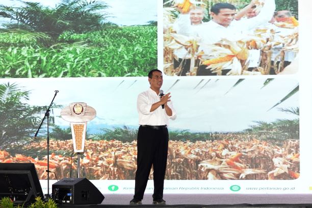 Menteri Pertanian, RI, Andi Amran Sulaiman, memberikan sambutan pada penyerahan bantuan kepada petani di Sumut