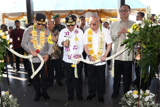 Pj Gubsu, Hassanudin, gunting pita meresmikan Marianna Resort Tuktuk Samosir