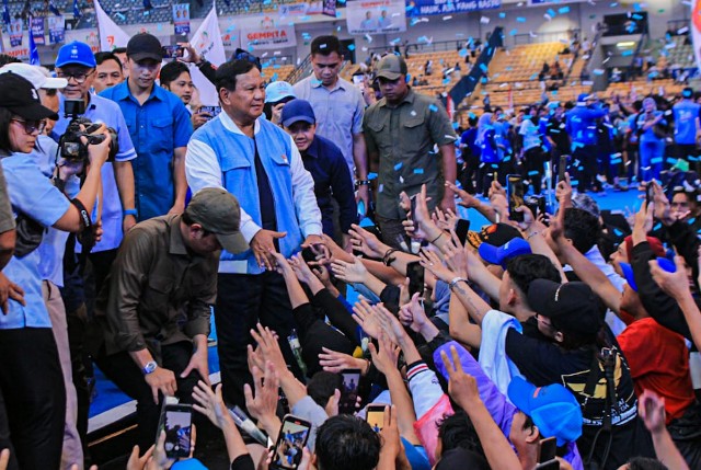 Prabowo salami pendukungnya pada kampanye akbar di GBK