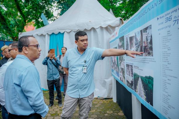 Wali Kota Medan, Bobby Nasution, menunjukkan maket pembangunan SJUT