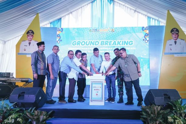 Wali Kota Medan, Bobby Nasution, tekan tombol sirone pada Groundbreaking Pembangunan SJUT Sektor Telekomunikasi