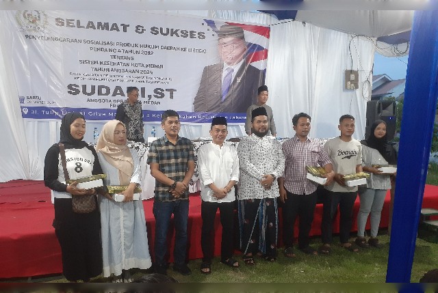 Anggota DPRD Medan Fraksi PAN, Sudari, foto bersama usai menggelar Sosper ketiga di Tangkahan