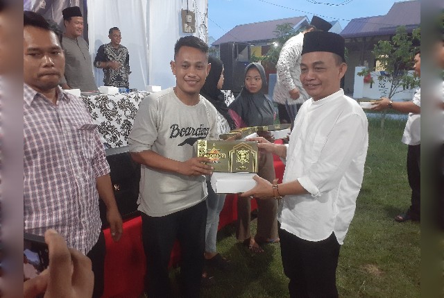 Anggota DPRD Medan Fraksi PAN, Sudari, serahkan souvenir usai menggelar Sosper ketiga di Tangkahan