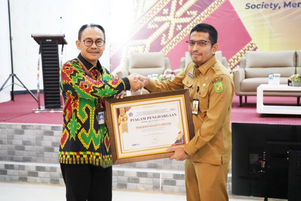 Asisten Administrasi Umum Kota Medan, Ferri Ichsan, menerima Penganugerahan Treasury Ulos Awards dari Kepala Kanwil DJPB Sumut