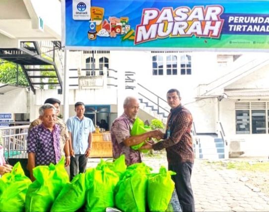 Dirut Tirtanadi, Kabir Bedi, serahkan beras pada gelaran pasar murah