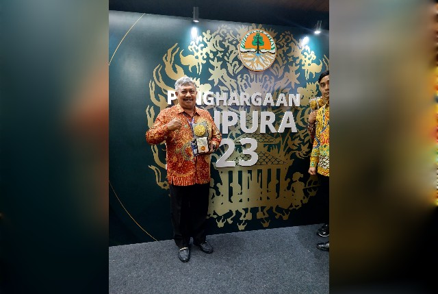 Kadis LH Medan, Muhammad Husni, pegang Piala Adipura