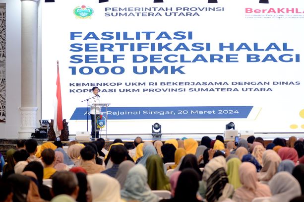 Pj Gubernur Sumut, Hassanudin, beri sambutan pada acara penyerahan sertifikat halal kepada pelaku UMKM