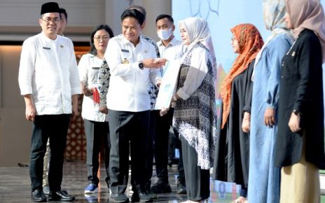 Pj Gubernur Sumut, Hassanudin, serahkan sertifikat halal kepada pelaku UMKM