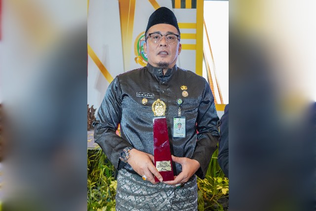 Wakil Wali Kota Medan, Aulia Rachman, pegang piala penghargaan PPID