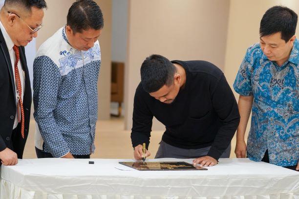 Wali Kota Medan, Bobby Nasution, teken prasasti peresmian Traumatology Center Rumah Sakit Regina Maris