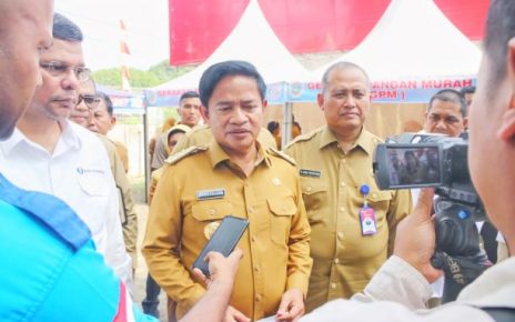 Pj Gubernur Sumut, Hassanudin, beri keterangan usai meninjau gerakan pasar murah