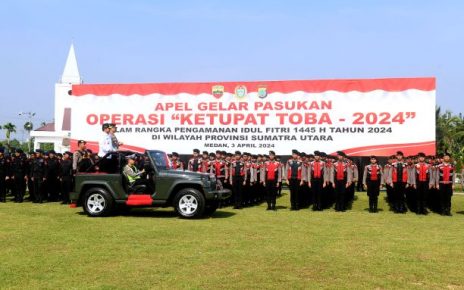 Pj Gubernur Sumut, Hassanudin, periksa pasukan pada apel Ops Ketupat Toba 2024