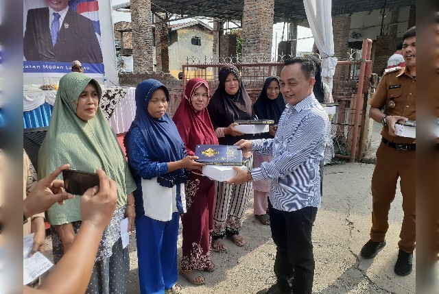 Sudari serahkan souvenis usai menggelar Sosper IV TA 2024 di Medan Labuhan