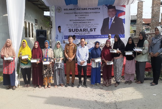 Sudari foto bersama dengan masyarakat usai menggelar Sosper IV TA 2024 di Medan Labuhan