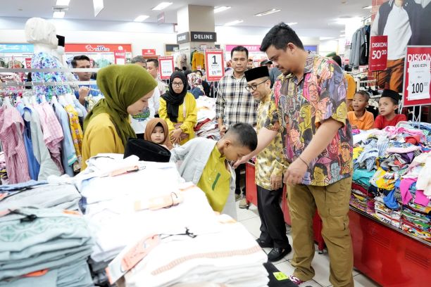 Wali Kota Medan, Bobby Nasution, berbagai kebahagian bersama anak yatim