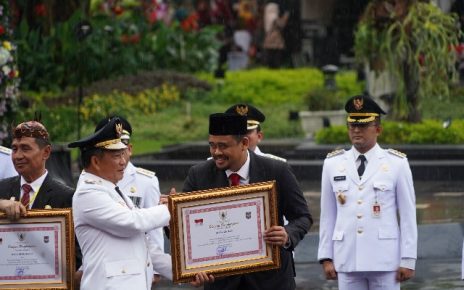 Wali Kota Medan, Bobby Nasution, terima satya lencana dari Presiden