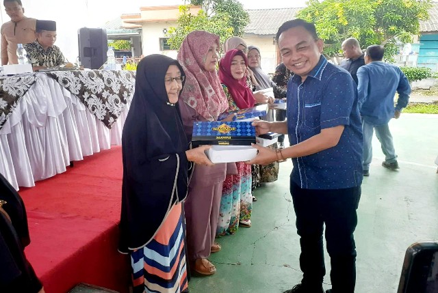 Anggota DPRD Medan Fraksi PAN, Sudari, beri souvenir usai Sosper V TA 2024 di Medan Labuhan