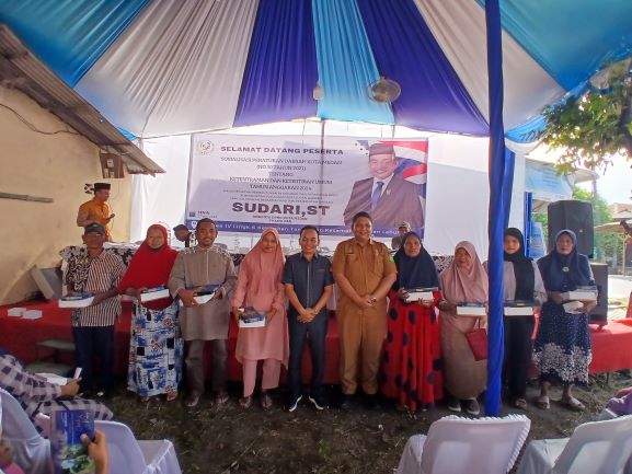 Anggota DPRD Medan Fraksi PAN, Sudari, foto bersama usai menggelar Sosper V TA 2024 di Tangkahan