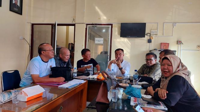 Ketua PWI Sumut, Farianda Putra Sinik, pimpin rapat pemantapan Family Gathering 2024