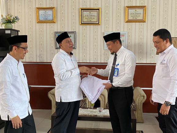 Plh Dirut Perumda Tirtanadi, Erwin Putra, bagikan handuk kepada Calhaj