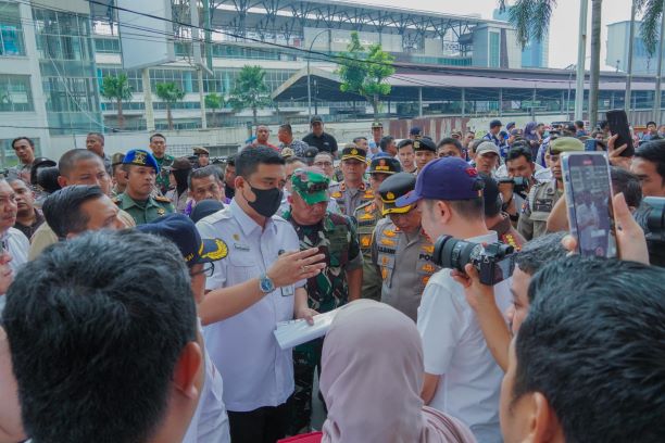 Wali Kota Medan, Bobby Nasution, memberi penjelasan kepada pengelola Mal Centre Point