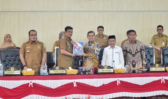 Wali Kota Medan, Bobby Nasution, serahkan LPj 2023 ke DPRD Medan