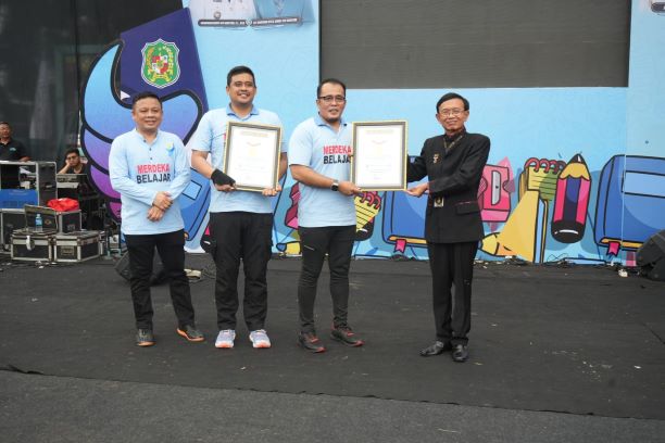 Wali Kota dan Wakil Wali Kota Medan menerima piagam MURI