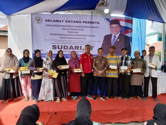 Anggota DPRD Medan Fraksi PAN, Sudari, foto bersama masyarakat usai gelar Sosper VI TA 2024 di Jalan Rawe V